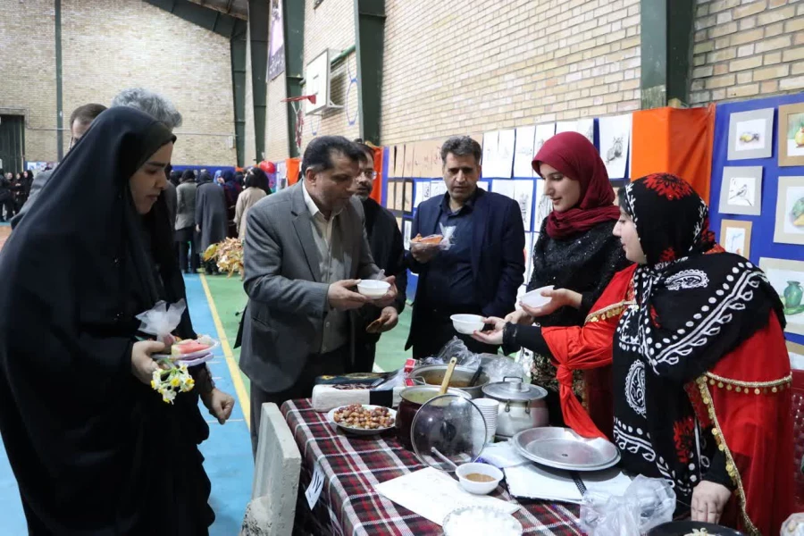  نمایشگاه آثار هنری دانشجومعلمان خواهر به مناسبت شب یلدا  8