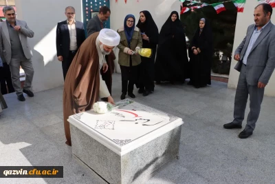 مراسم گرامیداشت ایام الله فجر، همراه با غبارروبی و عطرافشانی مزار شهید خوشنام دانشگاه برگزار شد.