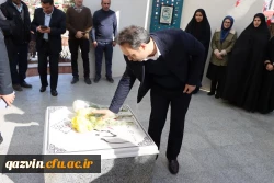 مراسم گرامیداشت ایام الله فجر، همراه با غبارروبی و عطرافشانی مزار شهید خوشنام دانشگاه برگزار شد. 3