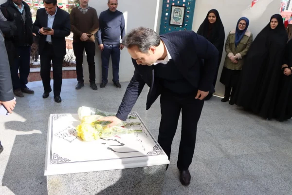 مراسم گرامیداشت ایام الله فجر، همراه با غبارروبی و عطرافشانی مزار شهید خوشنام دانشگاه برگزار شد. 3