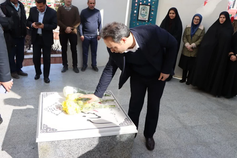 مراسم گرامیداشت ایام الله فجر، همراه با غبارروبی و عطرافشانی مزار شهید خوشنام دانشگاه برگزار شد. 3