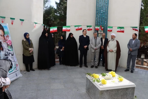 مراسم گرامیداشت ایام الله فجر، همراه با غبارروبی و عطرافشانی مزار شهید خوشنام دانشگاه برگزار شد. 4