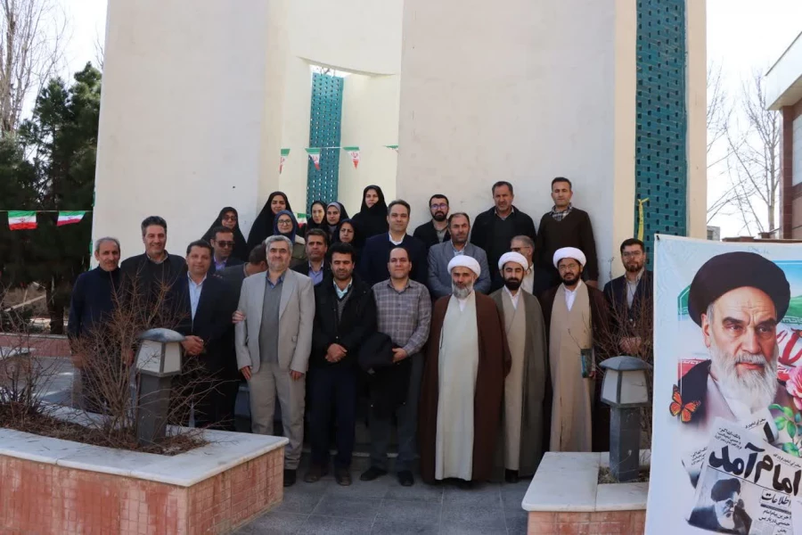 مراسم گرامیداشت ایام الله فجر، همراه با غبارروبی و عطرافشانی مزار شهید خوشنام دانشگاه برگزار شد. 5