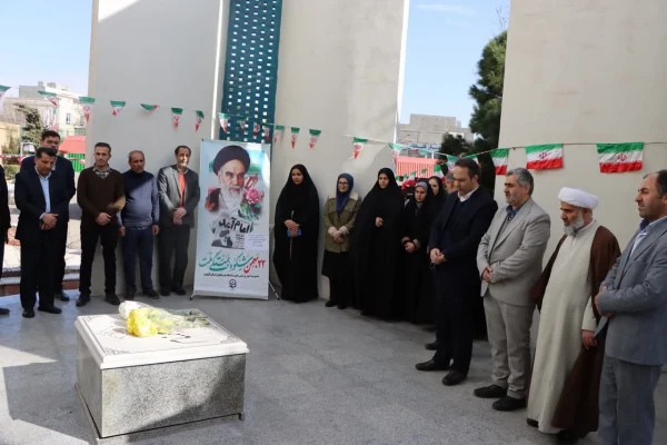 مراسم گرامیداشت ایام الله فجر، همراه با غبارروبی و عطرافشانی مزار شهید خوشنام دانشگاه برگزار شد. 6