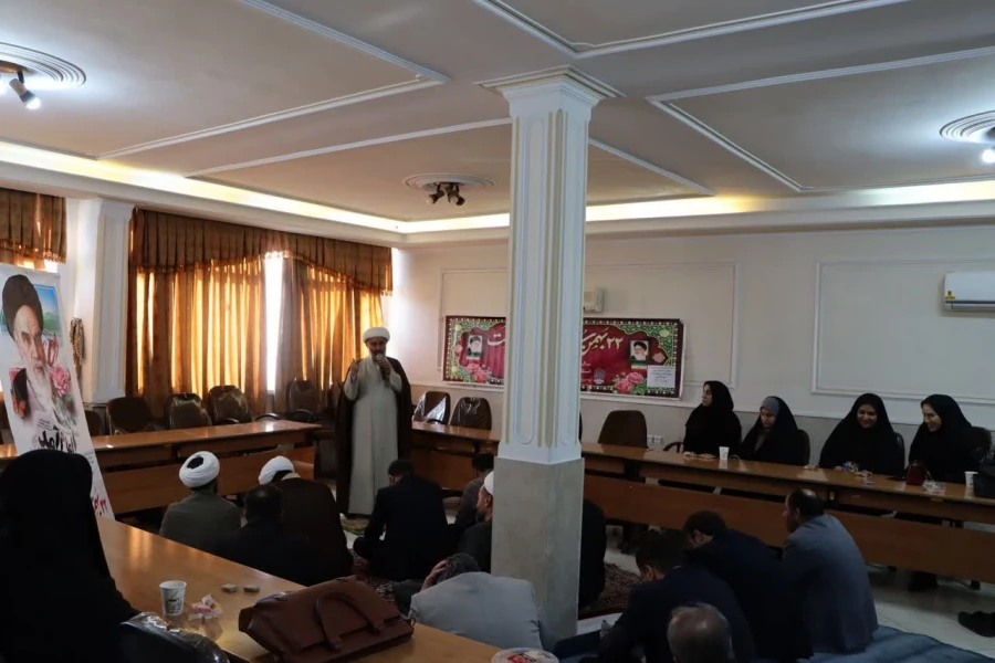 مراسم گرامیداشت ایام الله فجر، همراه با غبارروبی و عطرافشانی مزار شهید خوشنام دانشگاه برگزار شد. 7