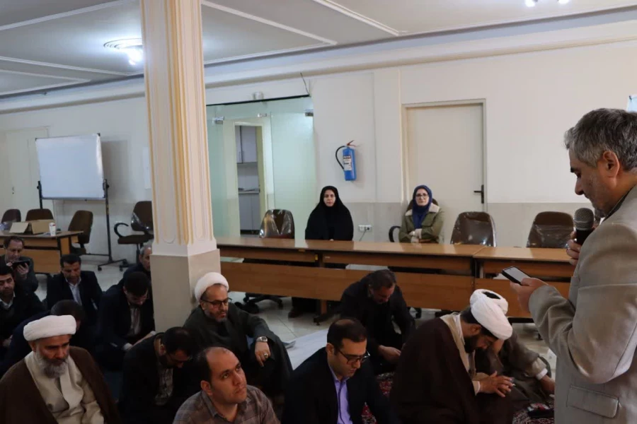 مراسم گرامیداشت ایام الله فجر، همراه با غبارروبی و عطرافشانی مزار شهید خوشنام دانشگاه برگزار شد. 8