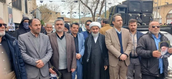 در پی انتخاب رهبر سوم معظم انقلاب اسلامی، دانشگاه فرهنگیان استان قزوین با حضور در مقابل دفتر نماینده ولی فقیه در استان و امام جمعه قزوین بیعت خود را با رهبر جدید اعلام کرد.

 3