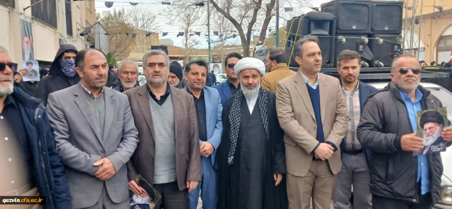 در پی انتخاب رهبر سوم معظم انقلاب اسلامی، دانشگاه فرهنگیان استان قزوین با حضور در مقابل دفتر نماینده ولی فقیه در استان و امام جمعه قزوین بیعت خود را با رهبر جدید اعلام کرد.

 3
