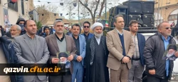 در پی انتخاب رهبر سوم معظم انقلاب اسلامی، دانشگاه فرهنگیان استان قزوین با حضور در مقابل دفتر نماینده ولی فقیه در استان و امام جمعه قزوین بیعت خود را با رهبر جدید اعلام کرد.

 4