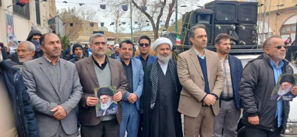 در پی انتخاب رهبر سوم معظم انقلاب اسلامی، دانشگاه فرهنگیان استان قزوین با حضور در مقابل دفتر نماینده ولی فقیه در استان و امام جمعه قزوین بیعت خود را با رهبر جدید اعلام کرد.

 4