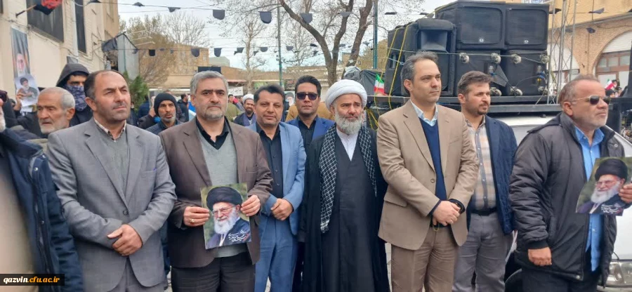 در پی انتخاب رهبر سوم معظم انقلاب اسلامی، دانشگاه فرهنگیان استان قزوین با حضور در مقابل دفتر نماینده ولی فقیه در استان و امام جمعه قزوین بیعت خود را با رهبر جدید اعلام کرد.

 4